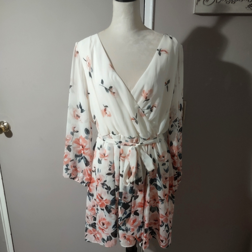 Gorgeous flowing floral dress w lightweight sleeves, deep V, and belt